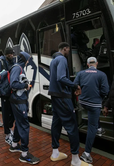 uconn-has-arrived-in-arizon-after-delays-v0-ofmA2FDyy355kExTmRuDfrsY_lF5WUf27dvhcO7VXKQ